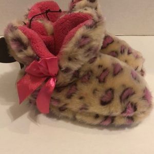 kids slippers   size medium 7–8